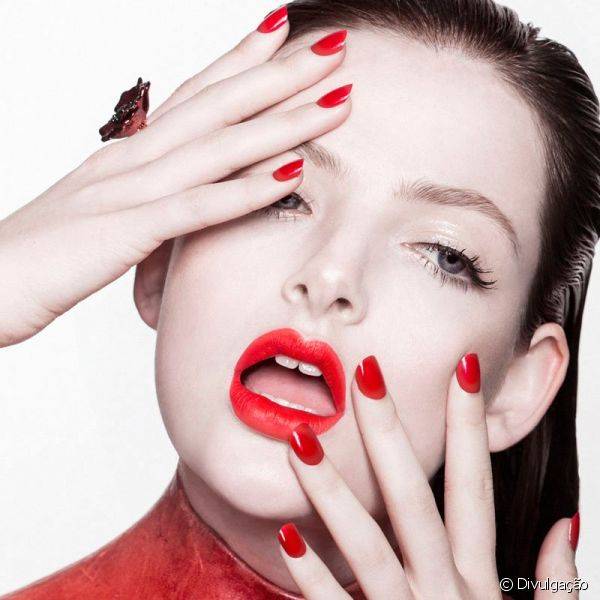 Siobhan O'Keefe usou batom e esmalte vermelhos durante editorial para o site Fashion Gone Rogue